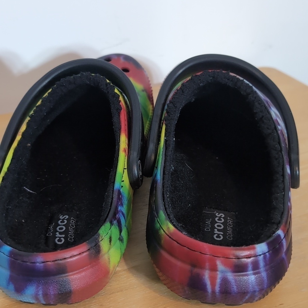 Crocs Rainbow Tie Dye Fuzzy Lined Clogs Shoes - Picture 4 of 6